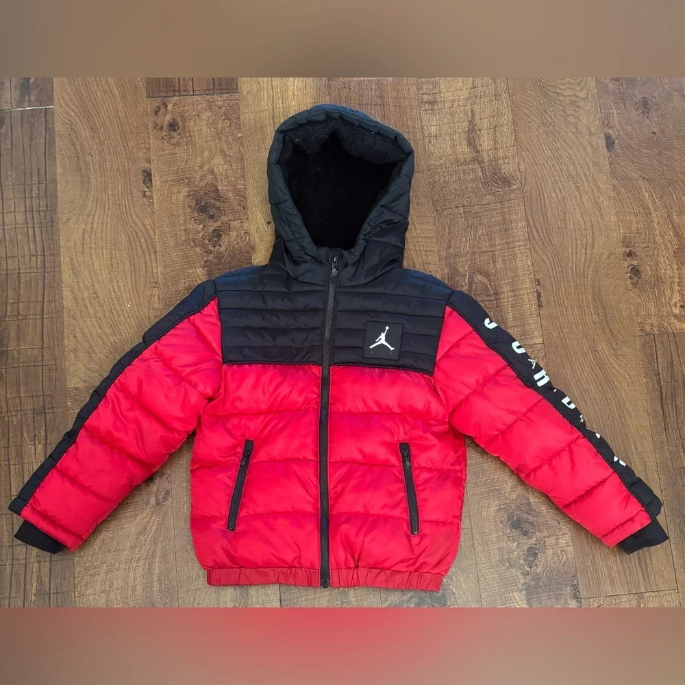 air Jordan full zip winter puffer jacket/coat with hood Size small 8-10 years